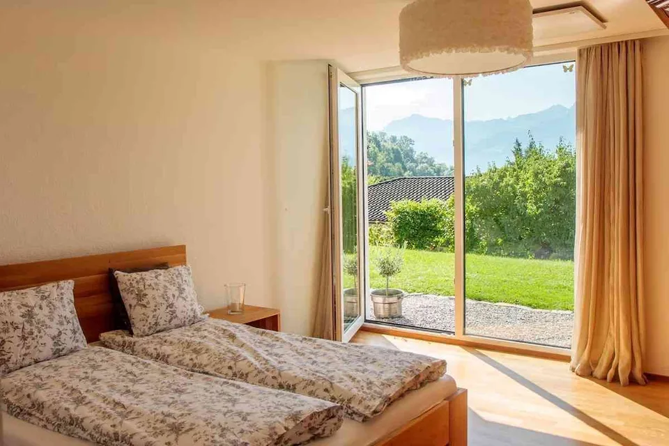 Möblierte 4-Zimmer-Gartenwohnung mit See- und Bergsicht in Weggis