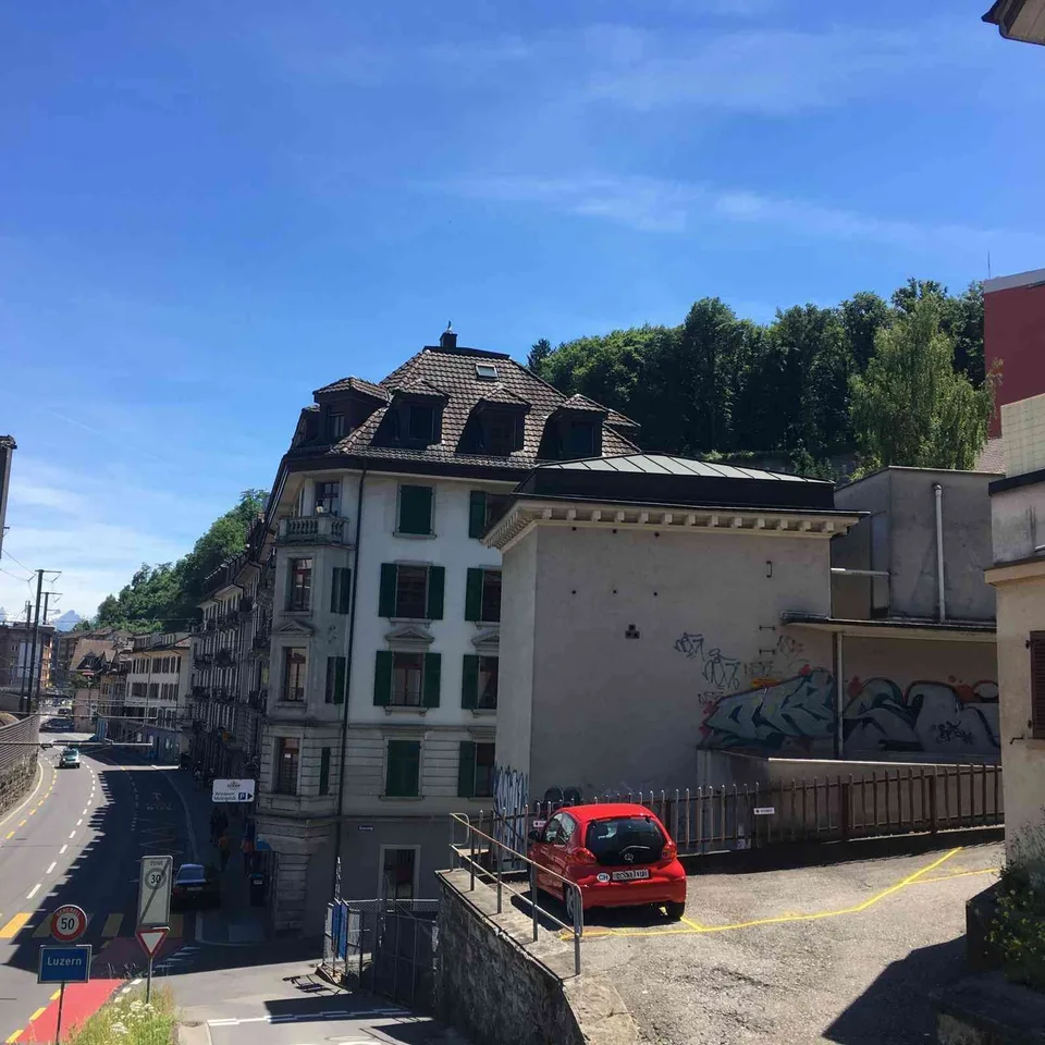 Aussenparkplatz in Luzern - direkt bei Bushaltestelle