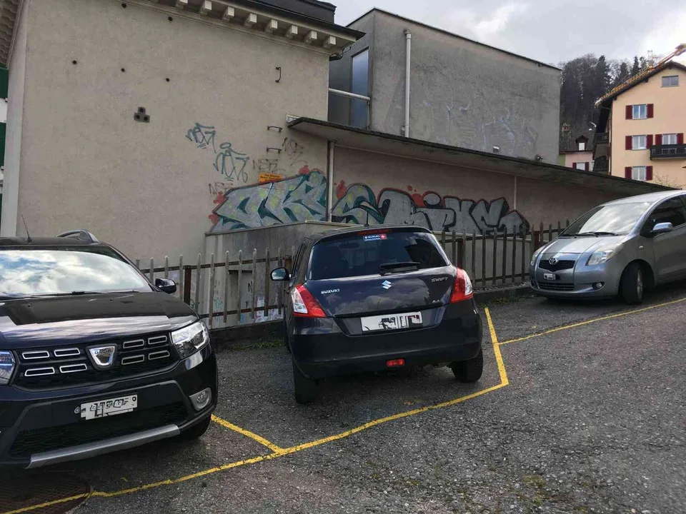 Aussenparkplatz in Luzern - direkt bei Bushaltestelle