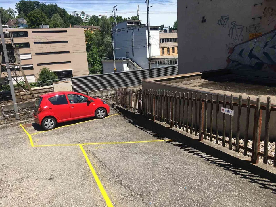 Aussenparkplatz in Luzern - direkt bei Bushaltestelle