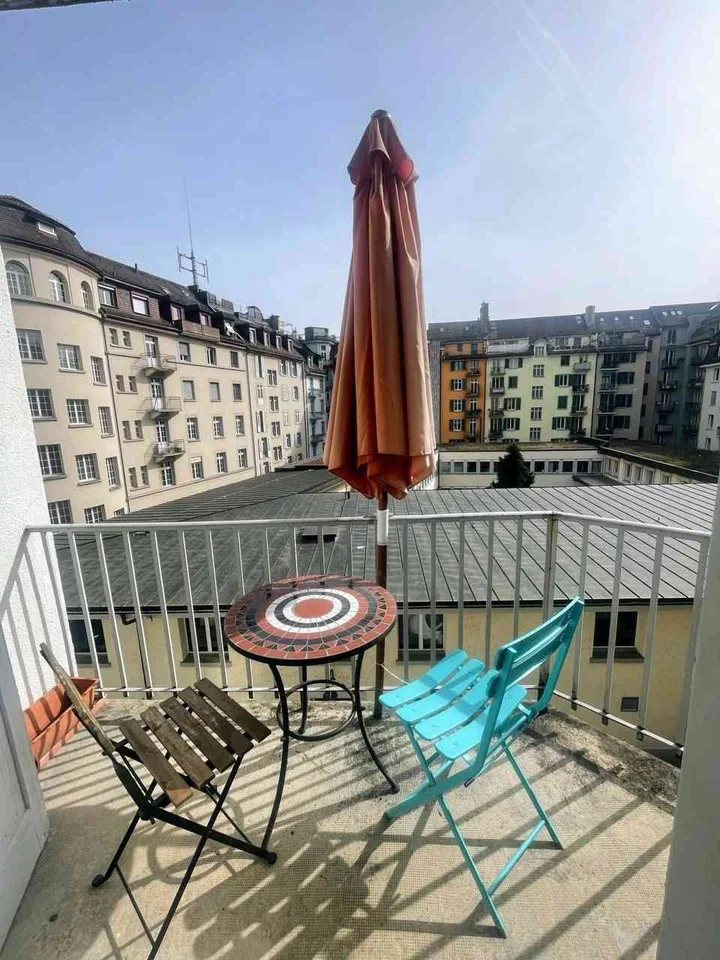 Zentraler Praxisraum mit Balkon in Gemeinschaftspraxis Luzern