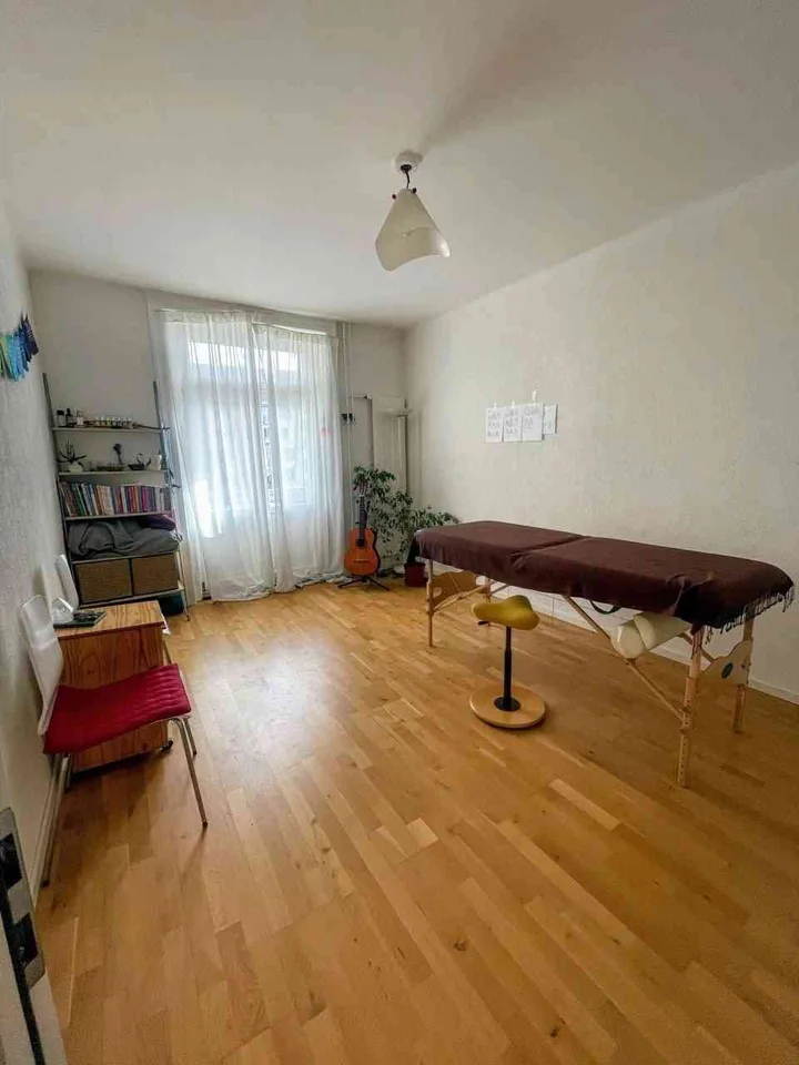 Zentraler Praxisraum mit Balkon in Gemeinschaftspraxis Luzern