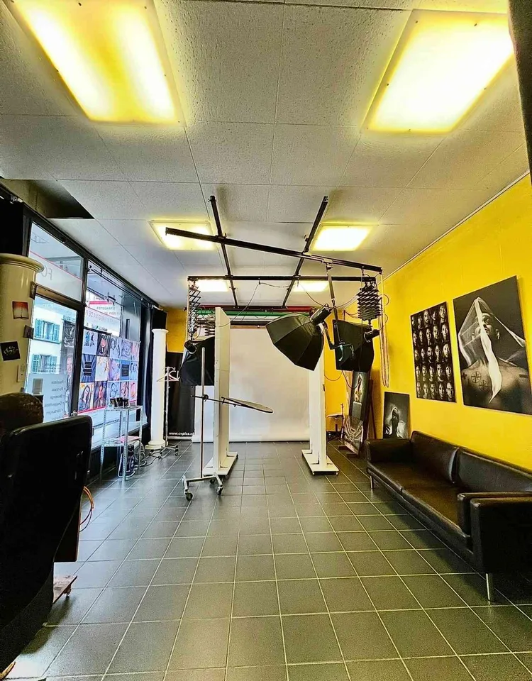 Ladenlokal mit grosser Vitrine