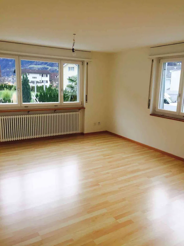 Grosszügige 6.5 Zi-Whg mit Umschwung