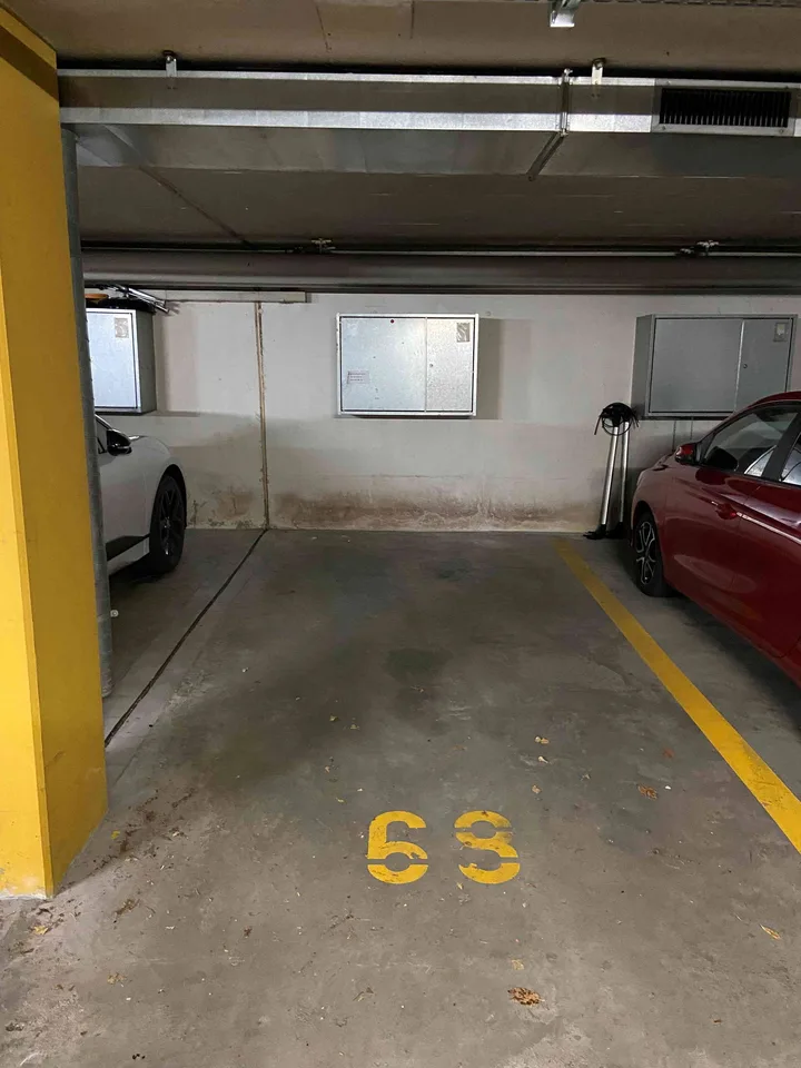 Parkplatz in Autoeinstellhalle