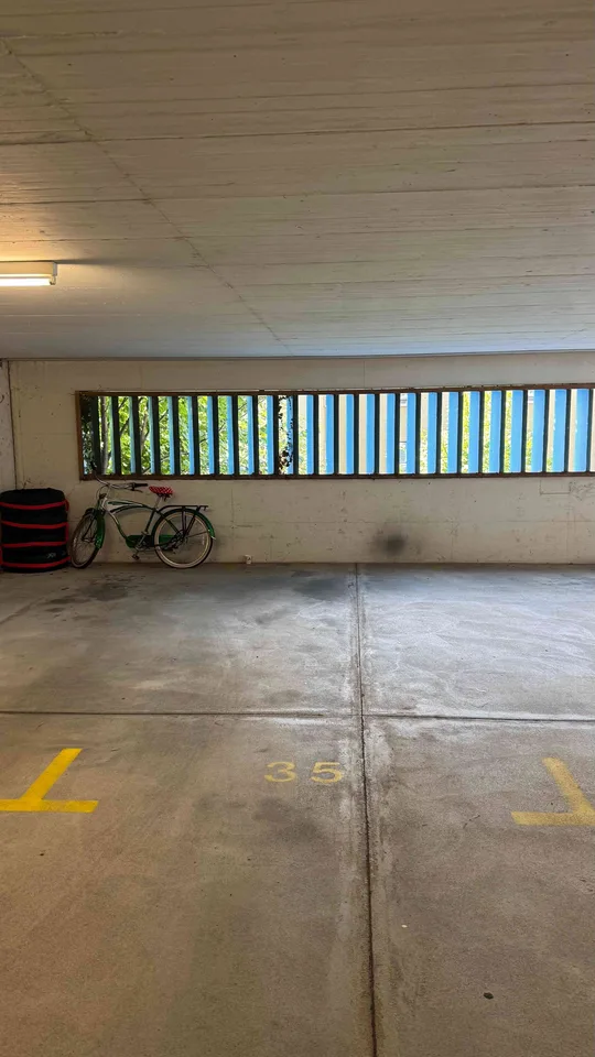 Einstellhallenplatz in Parkgarage