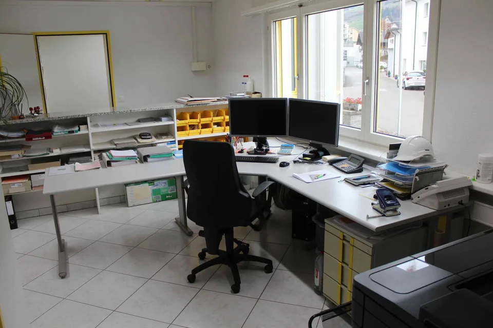 Gewerbeimmobilie mit Büro und Lagerräumen in Brunnen SZ nahe bei N4