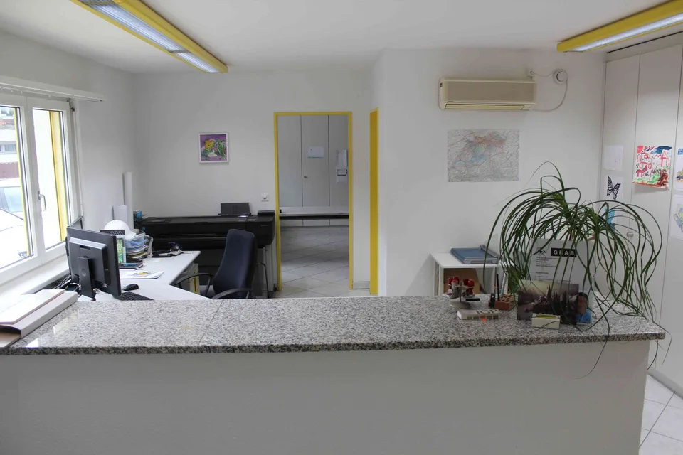 Gewerbeimmobilie mit Büro und Lagerräumen in Brunnen SZ nahe bei N4