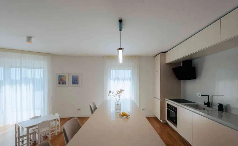 Einzelne Person vermietet eine Luxuswohnung mit einer Fläche von 98,6