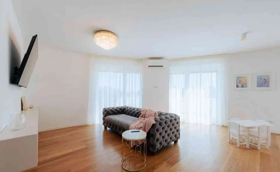 Einzelne Person vermietet eine Luxuswohnung mit einer Fläche von 98,6