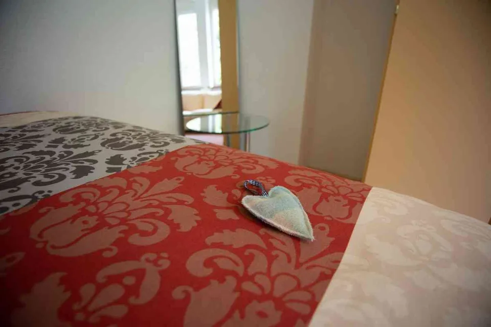 WEEKLY RATES Fam. on visit / emergency @ hand ? 2-3 bed fr.1325 p/week