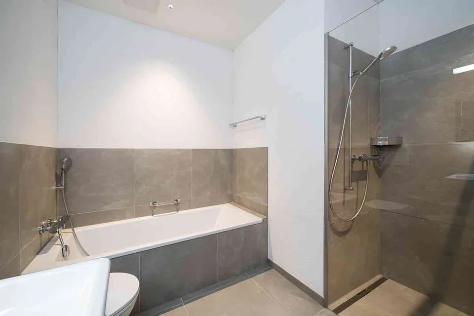 Moderne 2.5-Zimmer Dachgeschoss-Wohnung mit Dachterrasse nähe Bahnhof!