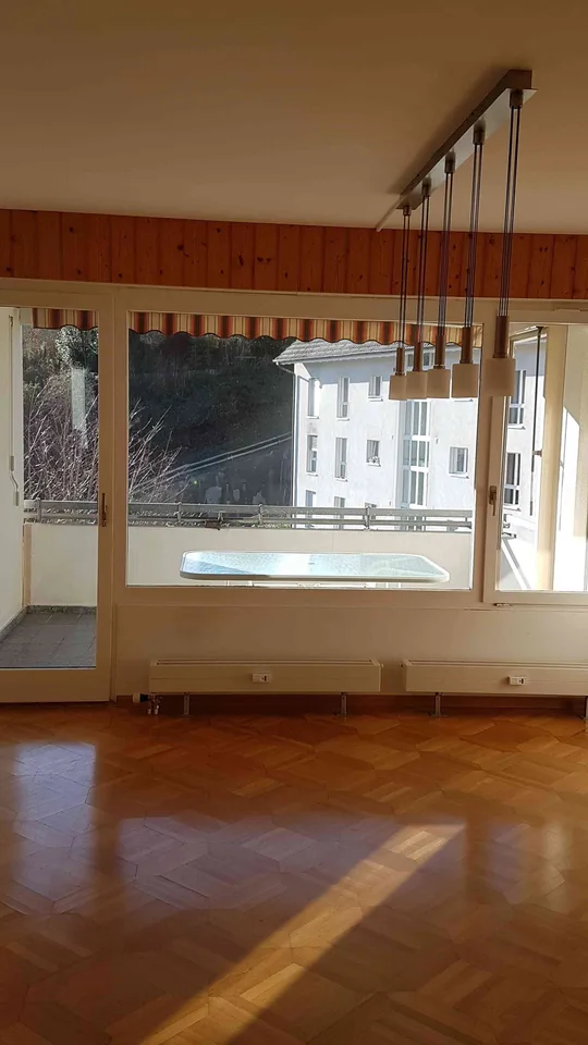 Grosse, sonnige 4 1/2-Zimmer-Wohnung im 3. Stock, inkl. ESH-Platz