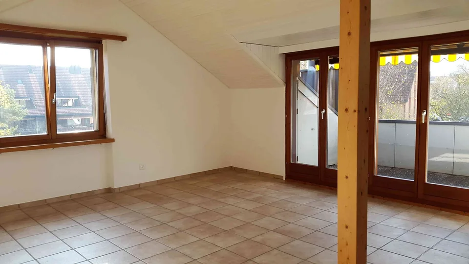 2.5 Zi.Dachwohnung mit TG Parkplatz, Dachbalkon und 2026 neue Küche