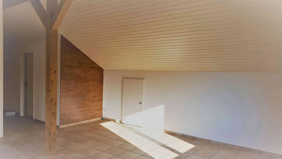2.5 Zi.Dachwohnung mit TG Parkplatz, Dachbalkon und 2026 neue Küche