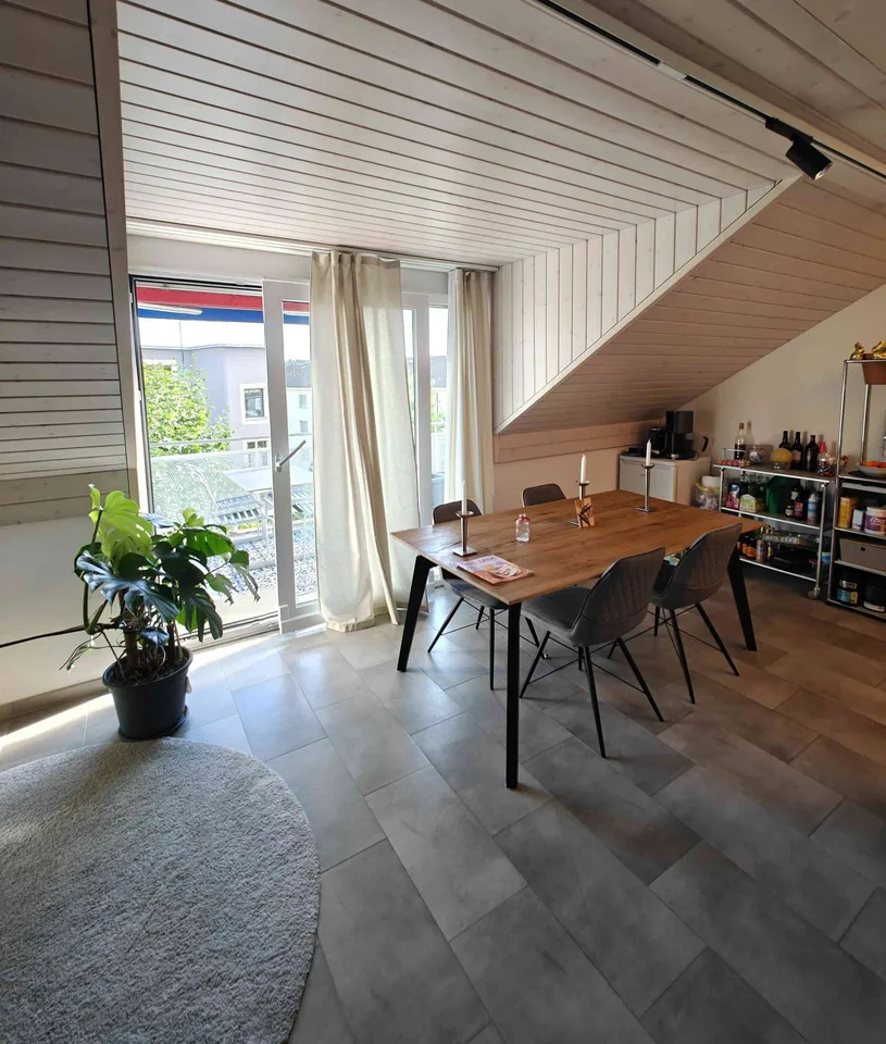 Zentral & charmant: 4.5-Zimmer-Dachwohnung mit 2 Parkplätzen