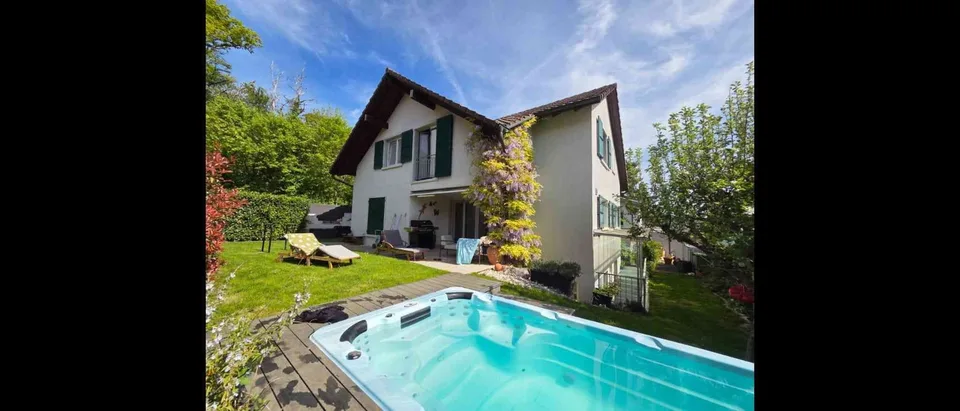 Zimmer in einem grossen modernen Haus mit Pool am Waldrand.