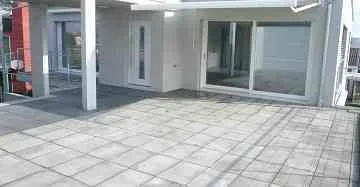 Modern gestylte, grosse ATTIKAWOHNUNG mit 50m2 TERRASSE ins Grüne