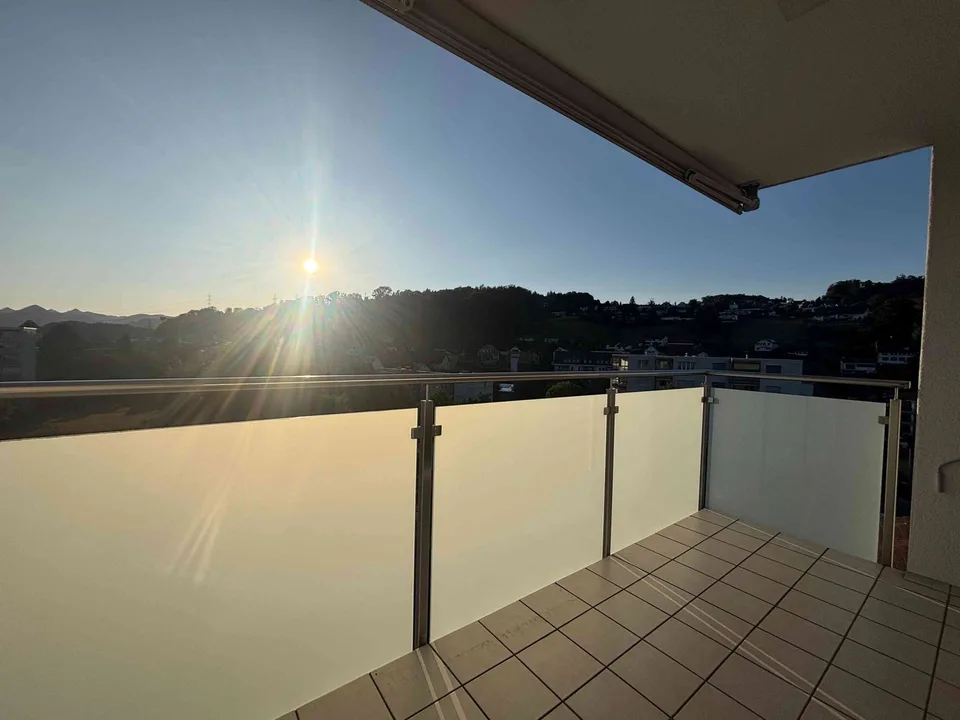 Schöne 4 Zimmer Wohnung zuoberst mit 2 Balkone