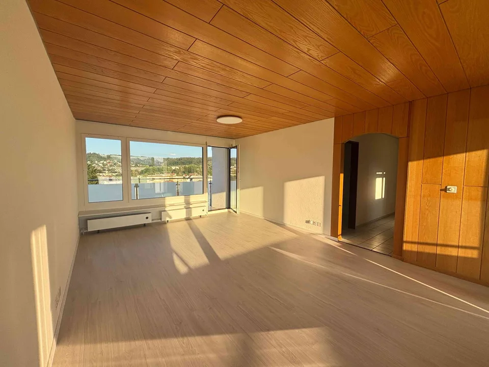 Schöne 4 Zimmer Wohnung zuoberst mit 2 Balkone