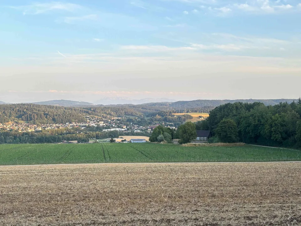 Schöne 4 Zimmer Wohnung zuoberst mit 2 Balkone