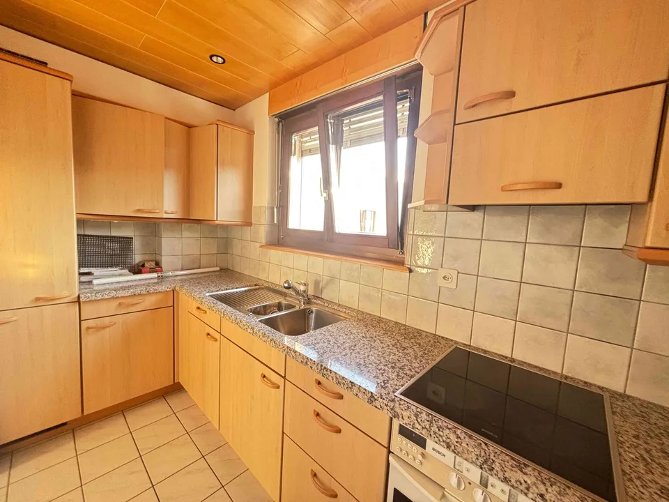 Schöne 4 Zimmer Wohnung zuoberst mit 2 Balkone
