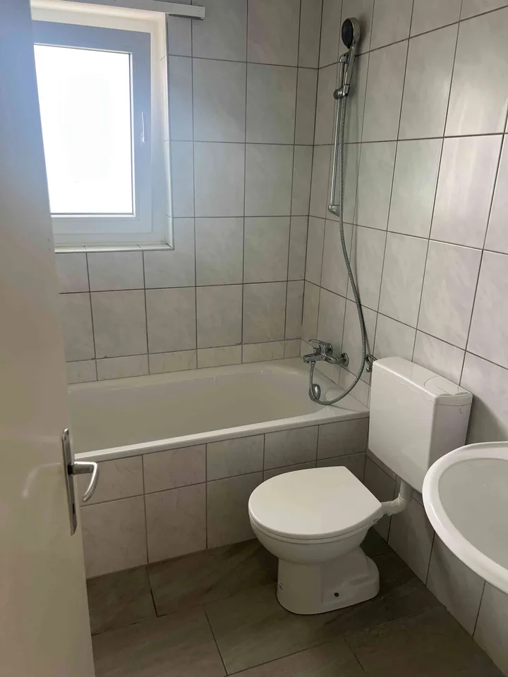 AB 01.10.2026 EINE 2.5 ZWG im 2.OG IN HAUSEN ZU VERMIETEN