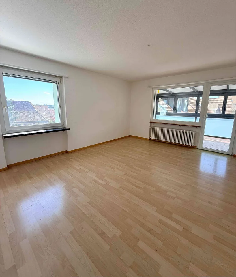 WOHNEN MIT WEITBLICK - 4.5 Zi. Wohnung mit Stil im obersten Geschoss
