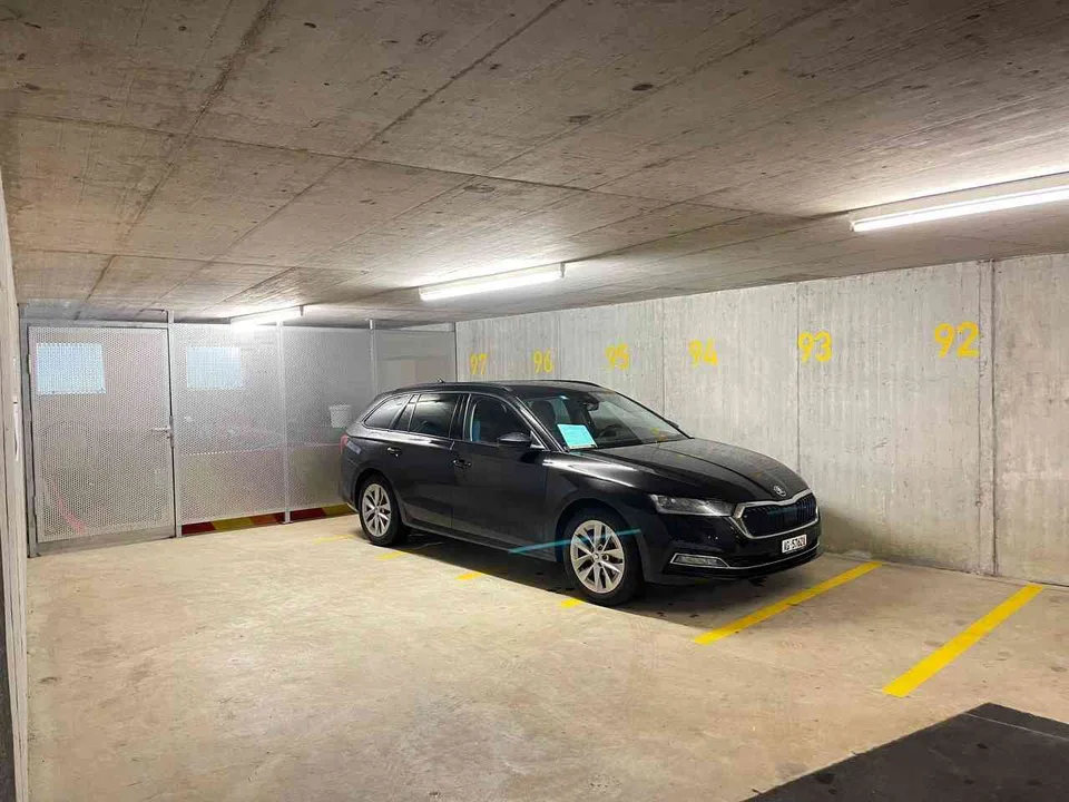 Grosser geschützter Tief-GA, evtl. mit Strom möglich (E-Auto, Camper)