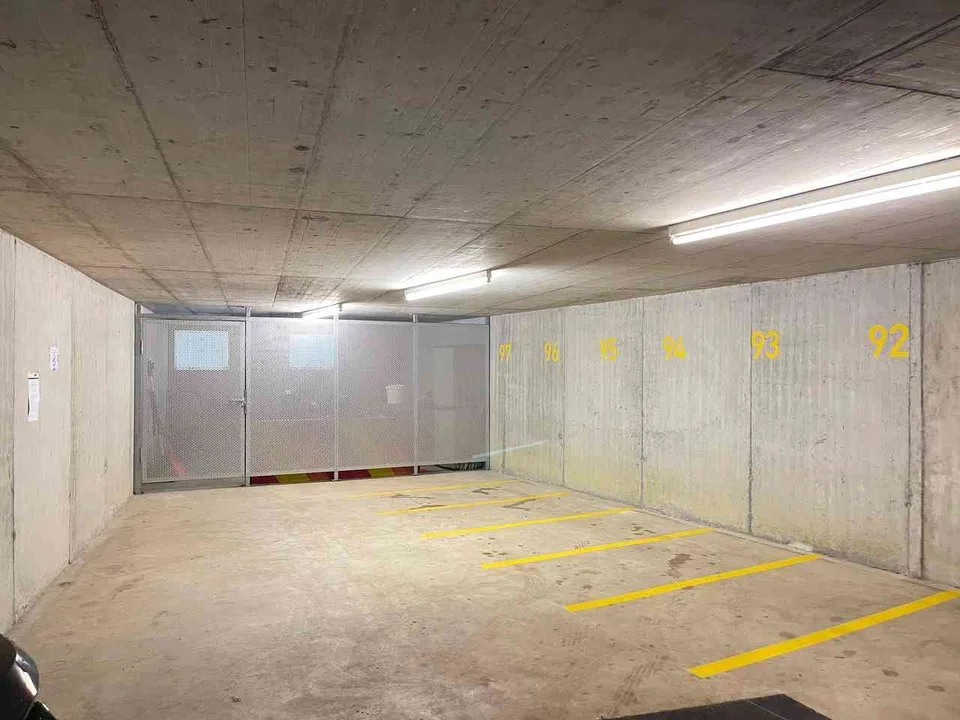 Grosser geschützter Tief-GA, evtl. mit Strom möglich (E-Auto, Camper)