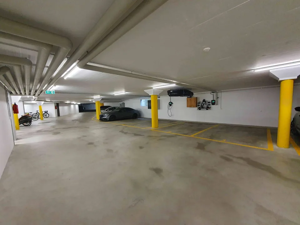 Parkplatz in der Tiefgarage mit Ladestation für Elektroautos
