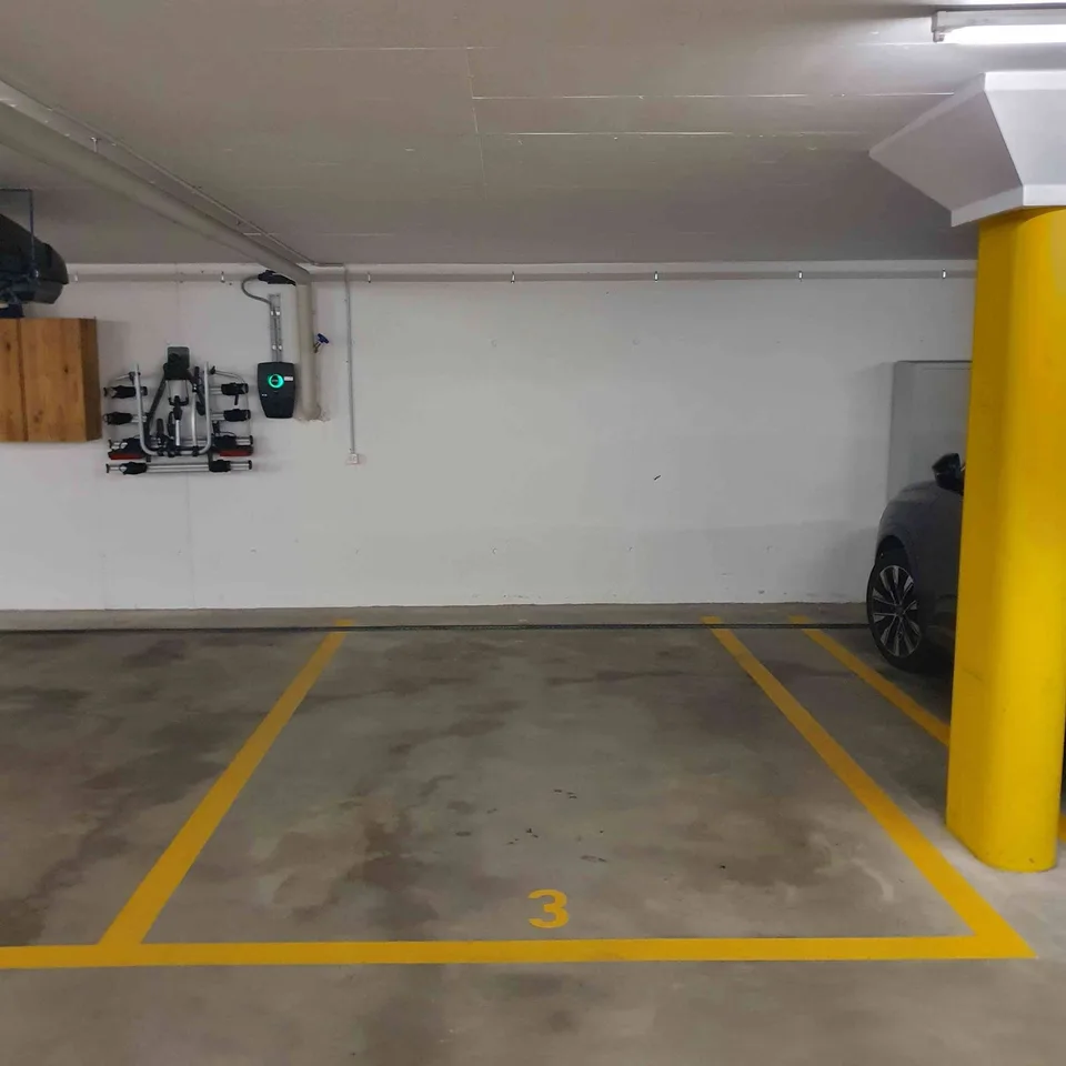 Parkplatz in der Tiefgarage mit Ladestation für Elektroautos