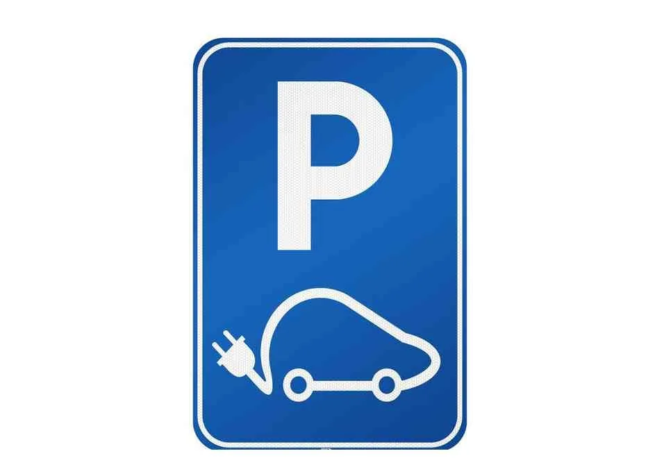 Parkplatz in der Tiefgarage mit Ladestation für Elektroautos