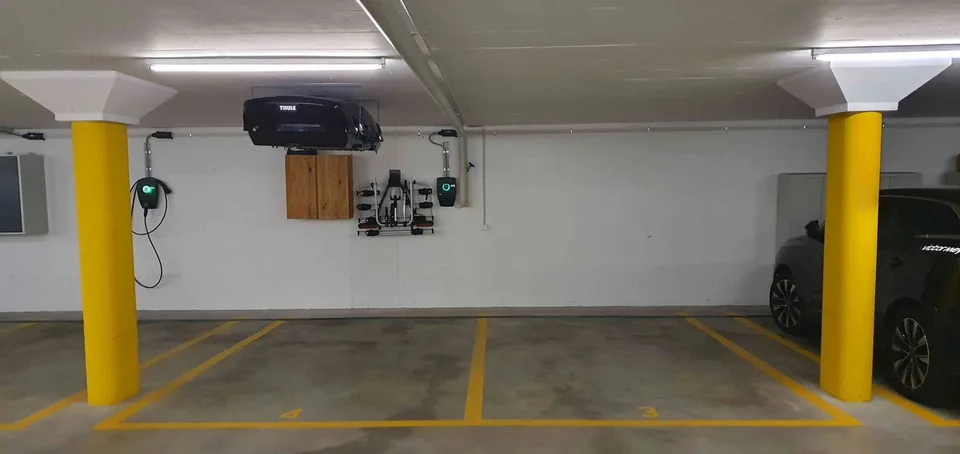 Parkplatz in der Tiefgarage mit Ladestation für Elektroautos
