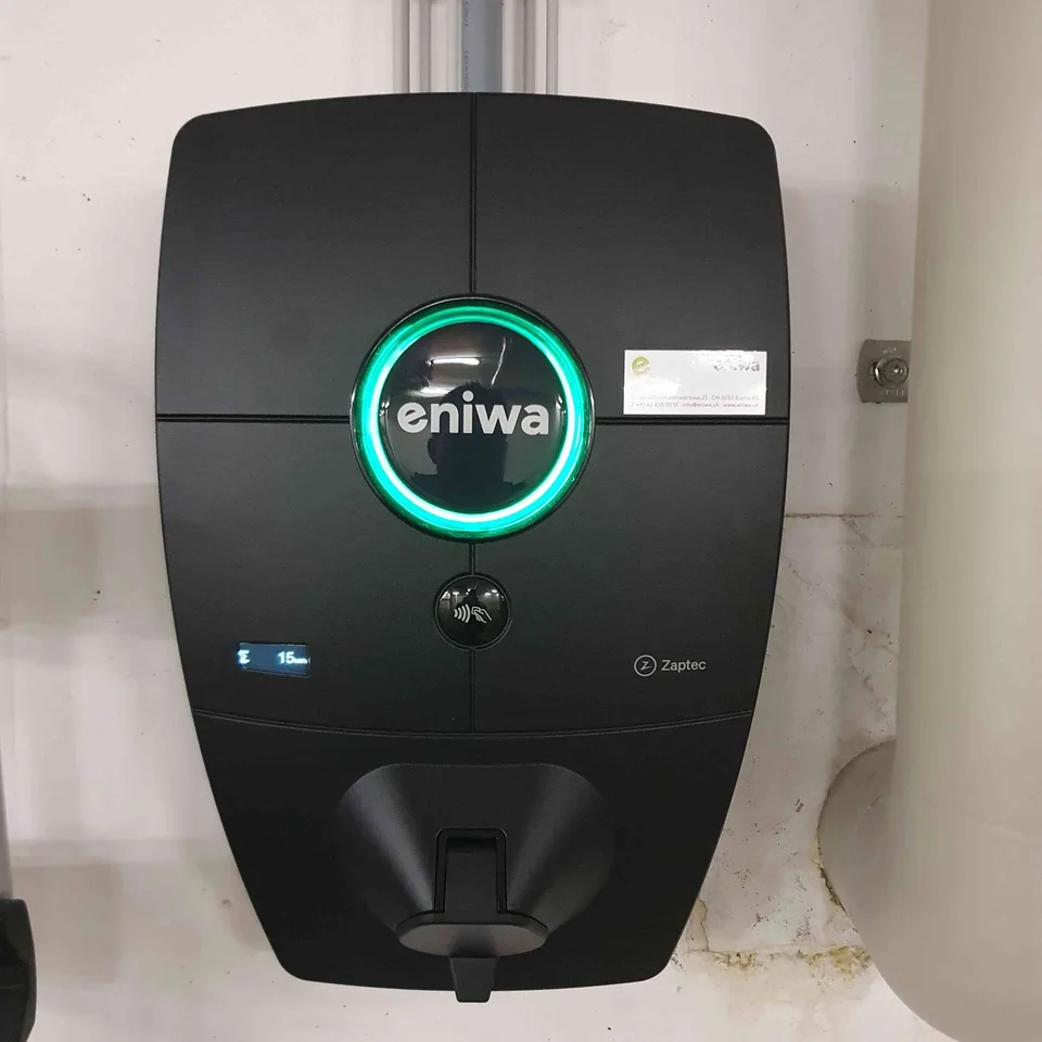 Parkplatz in der Tiefgarage mit Ladestation für Elektroautos