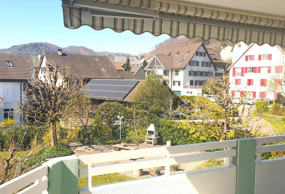 Grosszügige, sonnige 4,5 Zimmer-Wohnung mit Balkon im Dorfzentrum