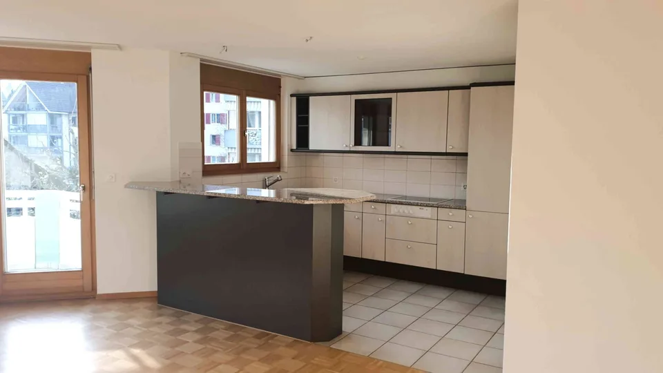 Grosszügige, sonnige 4,5 Zimmer-Wohnung mit Balkon im Dorfzentrum