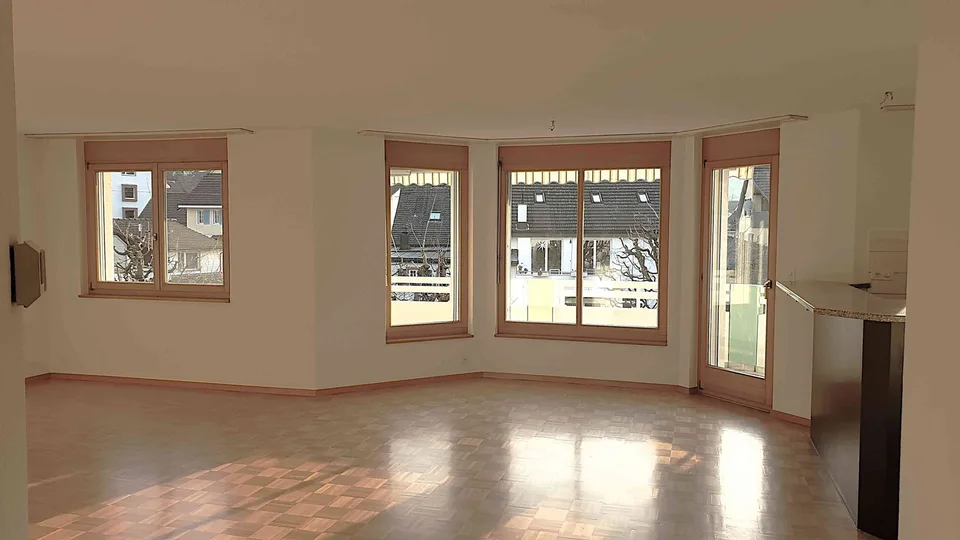 Grosszügige, sonnige 4,5 Zimmer-Wohnung mit Balkon im Dorfzentrum
