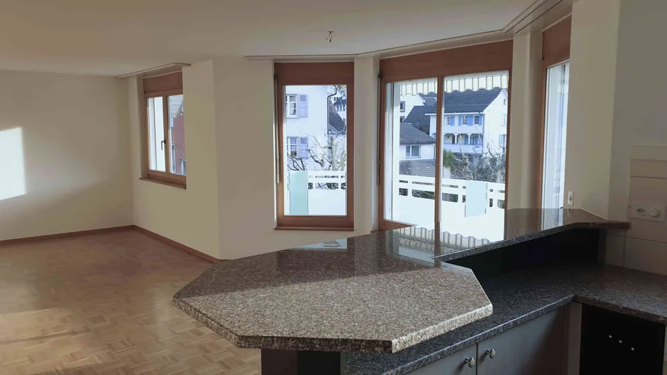 Grosszügige, sonnige 4,5 Zimmer-Wohnung mit Balkon im Dorfzentrum