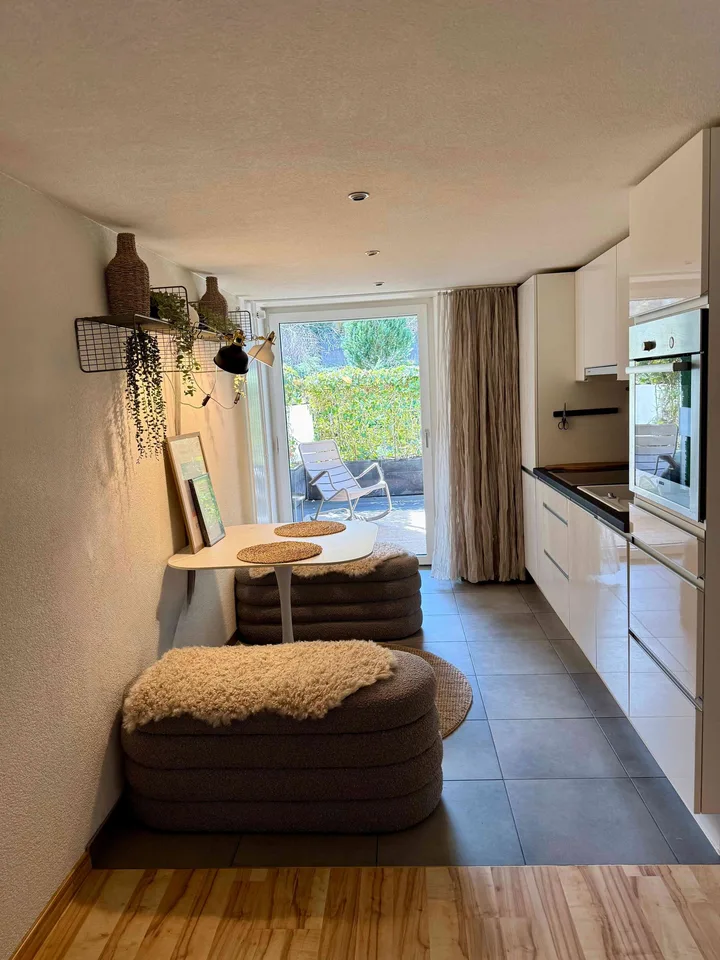 Moderne sonnige Design Wohnung mit Terrasse, möbliert