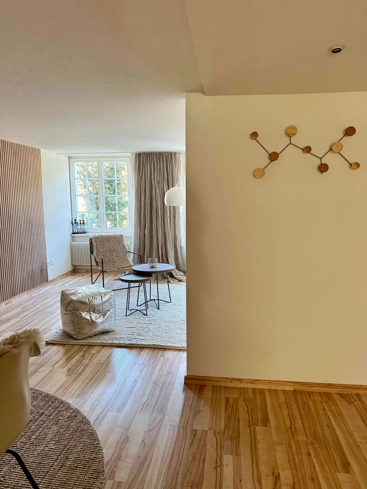 Moderne sonnige Design Wohnung mit Terrasse, möbliert