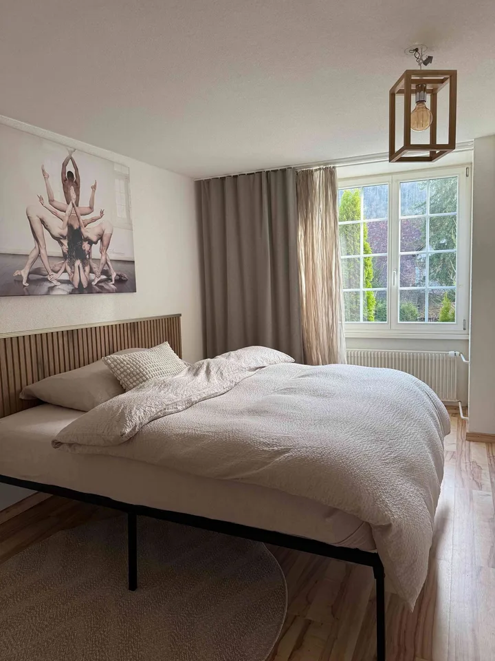 Moderne sonnige Design Wohnung mit Terrasse, möbliert