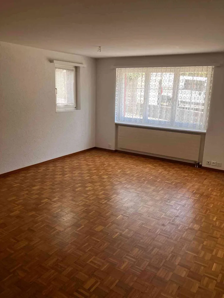 Per sofort neu renovierte 2.5 Zimmerwohnung zu vermieten
