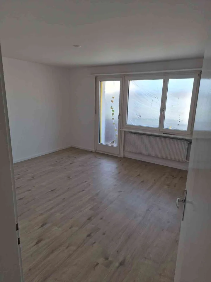 AB SOFORT EINE 4 ZWG IM 1. OG IN MÖRIKEN ZU VERMIETEN.