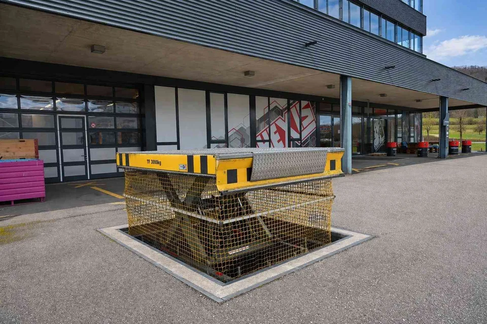 Moderne Gewerbefläche (EG & 1.OG 775m2) mit Büro, Showroom & Lager