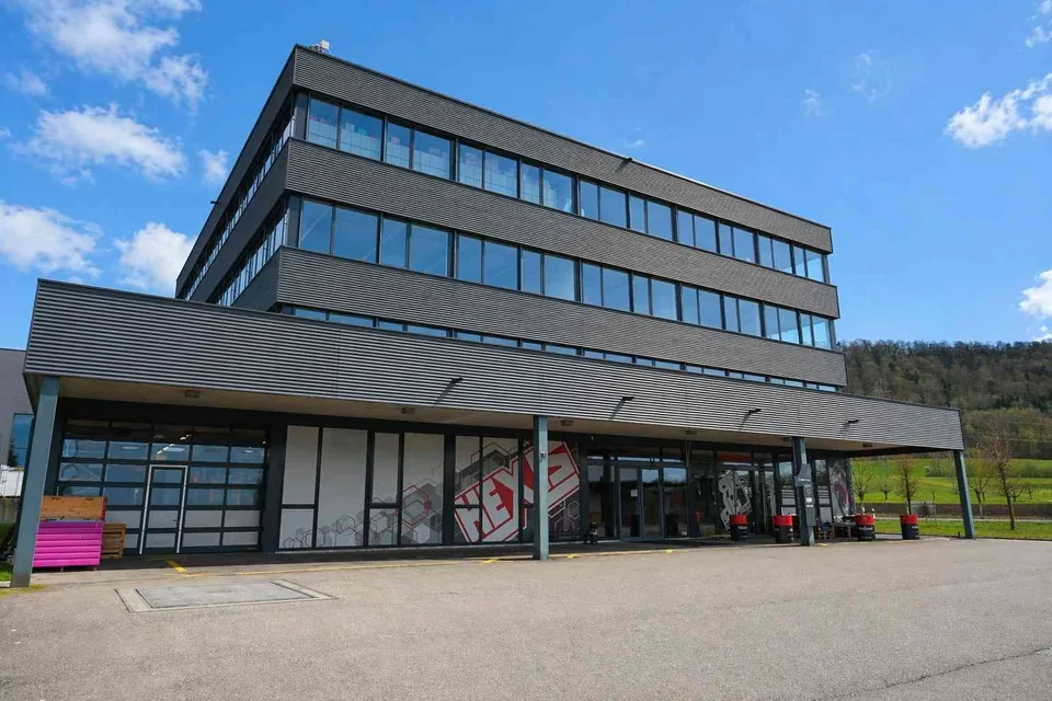 Moderne Gewerbefläche (EG & 1.OG 775m2) mit Büro, Showroom & Lager