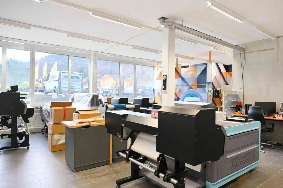 Moderne Gewerbefläche (EG & 1.OG 775m2) mit Büro, Showroom & Lager