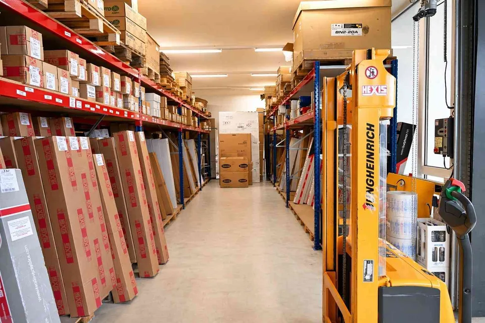 Moderne Gewerbefläche (EG & 1.OG 775m2) mit Büro, Showroom & Lager