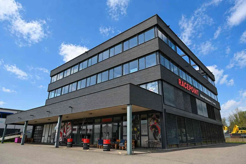 Moderne Gewerbefläche (EG & 1.OG 775m2) mit Büro, Showroom & Lager