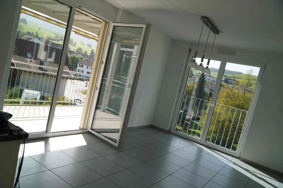Sonnige, moderne 3.5 Zimmer Wohnung mitten im Ort